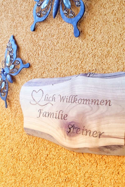 Holztafel "Herzlich Willkommen"